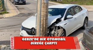 Kontrolden çıkan otomobil direğe girdi