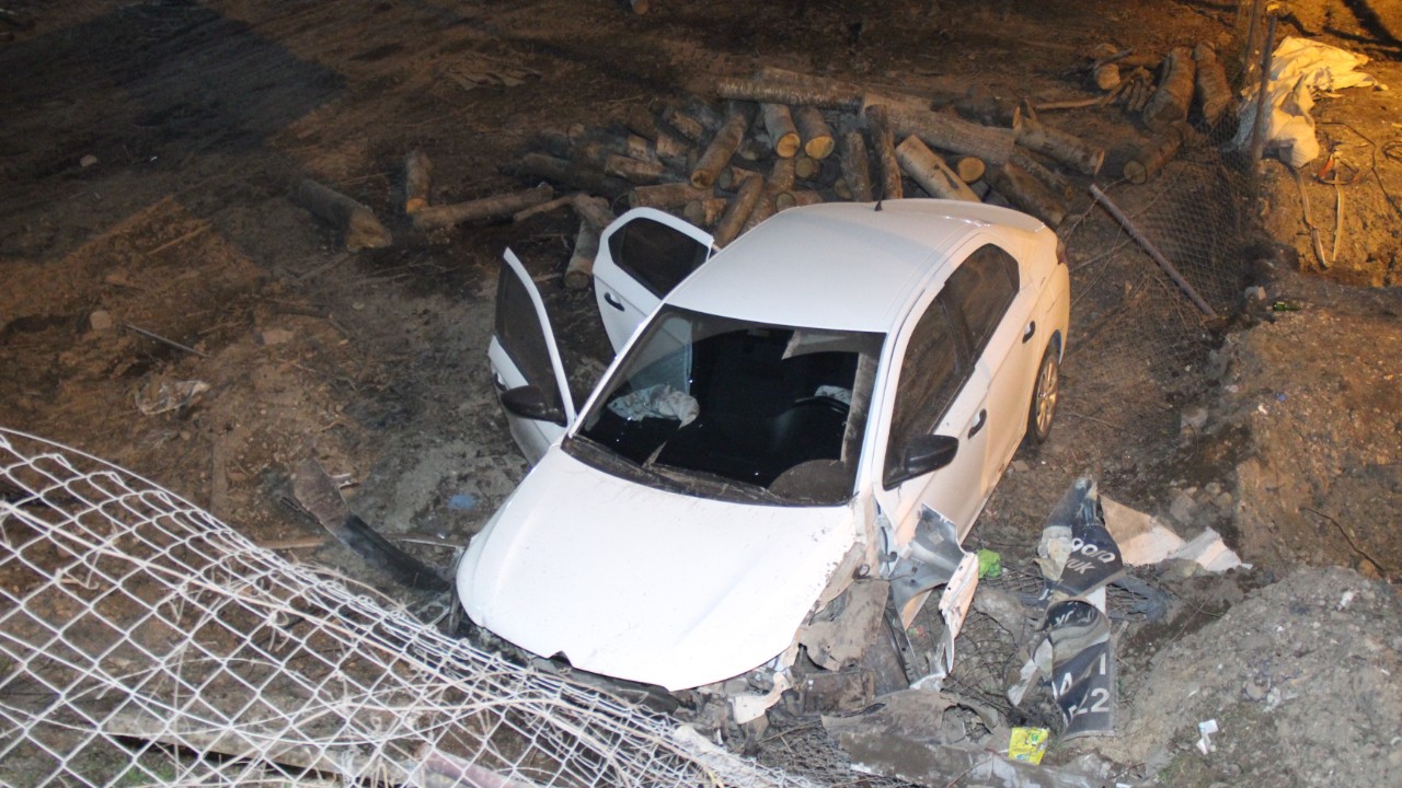 Kontrolden çıkan otomobil kütük dolu alana uçtu