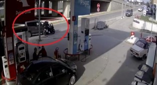 Motosiklet kazası böyle görüntülendi