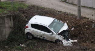 Otomobilin kontrolünü kaybedince dereye uçtu