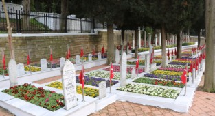 Şehitlik emin ellerde