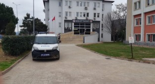 Silahı boşaltmak isteyen polis, yaralandı