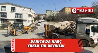 Tırın kasası devrildi, tüm harç yola saçıldı