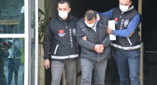 Trafik uygulamasından kaçmak için polisi sürükledi