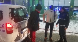 Zabıta kar kış demeden vatandaşın yanında