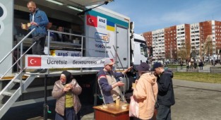 Büyükşehir’in TIR’ı Ukrayna’da yemek dağıtımına başladı