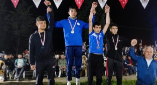 Büyükşehirli güreşçiler 2022’ye hızlı başladı
