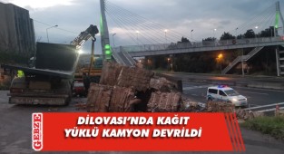 Devrilen kamyondaki kağıt balyalar yola saçıldı