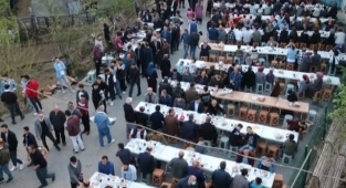 Din görevlisinden mahalleliye iftar yemeği