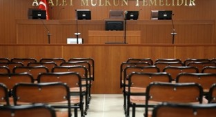 Eşini öldürmekle suçlanan sanık mahkemede