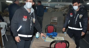 Kocaeli'de kumar oynayan 13 kişiye para cezası