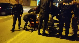 Motosiklet sürücüsü kaldırıma savruldu