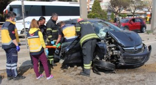 Refüje çarpan otomobil hurdaya döndü