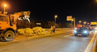 Savrulan kartonlar ulaşımı aksattı