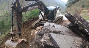 Şiddeti yağış, heyelana neden oldu