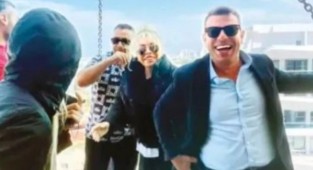 Süperstar Ajda vinçle ev gezmesine çıktı