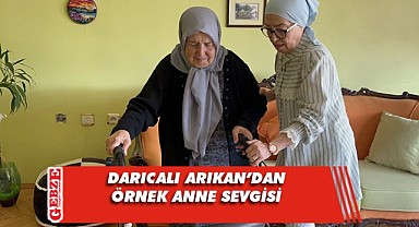 89 yaşındaki annesine bebek gibi bakıyor