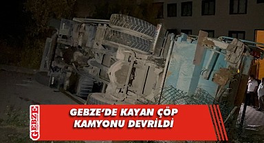 Barış Mahallesi'nde çöp kamyonu devrildi
