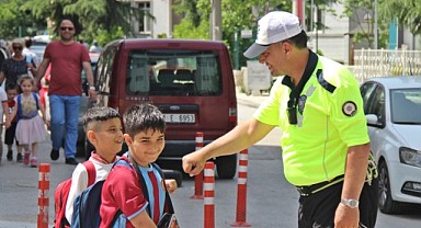 Çocuklar polis amcalarını çok seviyor