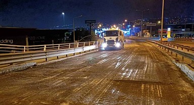 Gece yarısı asfalt serimiyle trafik aksatılmadı
