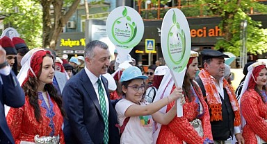 İki yıl aradan sonra Çiftçi Şenliği kortejle başladı