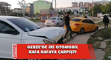 Kavşakta 2 otomobil kafa kafaya çarpıştı