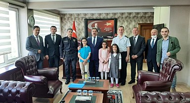 Öğrencilerin ödüllerini Güler verdi