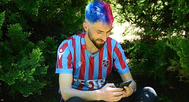 Şampiyonun renkleriyle saçını boyattı