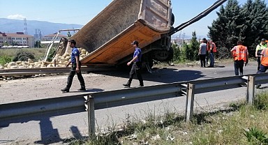 Taş yüklü hafriyat kamyonu devrildi; 1 yaralı