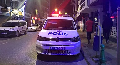 Üst komşusunun kapısında kanlar gördü