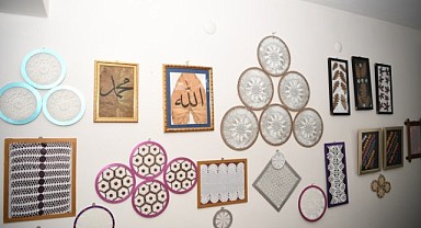 71 yaşındaki kadın evini sanat galerisine çevirdi