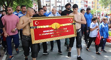 Binin üzerinde güreşçi kol bağlayacak