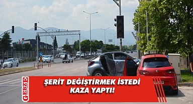 Kaza yapan araçlar trafik ışıklarına savruldu!