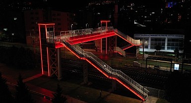 Kocaeli’nin üst geçitleri kırmızı renkle ışıklandırıldı
