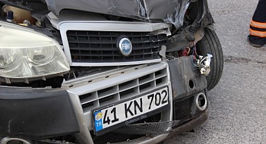 Minibüs ile ticari araç çarpıştı: 1 yaralı
