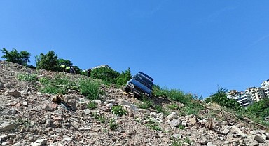 Otomobil, dik rampadan yol kenarına uçtu