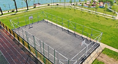 Sahil Parkındaki basketbol sahasında sona doğru