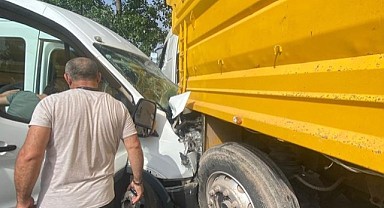 Servis ile kamyon çarpıştı: 7 yaralı