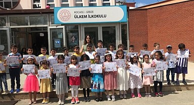 Ülkem İlkokulu minikleri karnelerini aldı