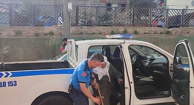 Zabıta ekipleri yaşlıların yardımına koşuyor