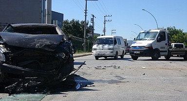 5 araç kazaya karıştı, savrulan panelvan devrildi