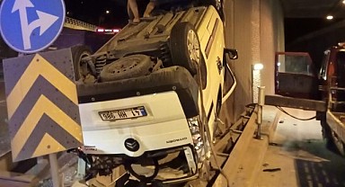 Bariyerlere çarpan araç takla attı; 4 kişi yaralandı