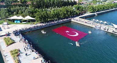 İzmit Körfezi’ne dev Türk Bayrağı açıldı