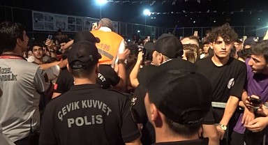 Konserde yumruklar havada uçuştu