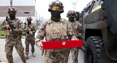 Meğer o klipte bayrağı taşıyormuş