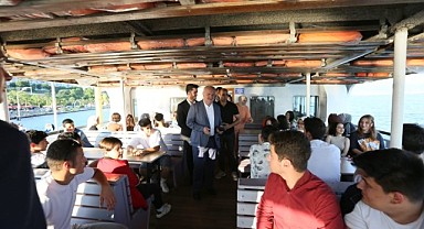 Mezun olan öğrencilere vapurda kutlama