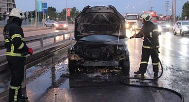 Seyir halindeki araç cayır cayır yandı