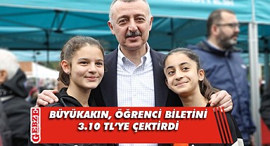 Tahir Büyükakın, öğrencilerin yanında