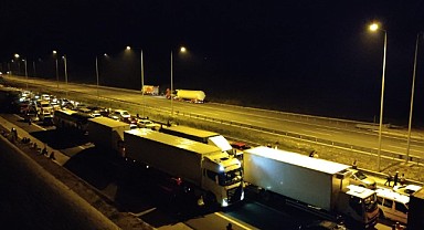 Tünelde tır yandı, sürücüler mahsur kaldı