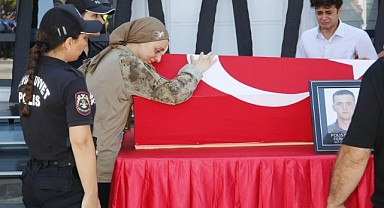 Yaralı halde polis eşinin cenazesine katıldı